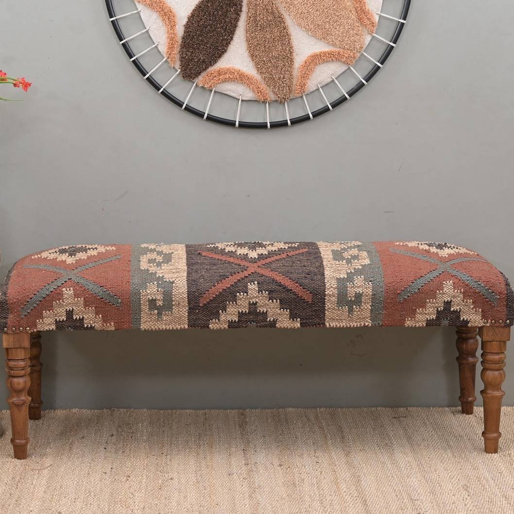 Panca orientale con pouf in lana e juta Panca orientale con pouf in lana e juta