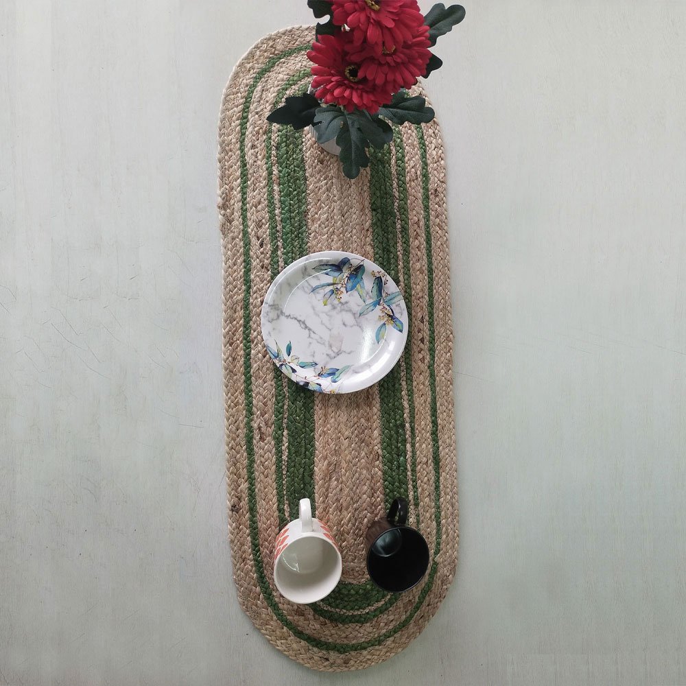 Runner da tavola e tovagliette ovali in iuta con finiture verdi Runner da tavola e tovagliette ovali in iuta con finiture verdi