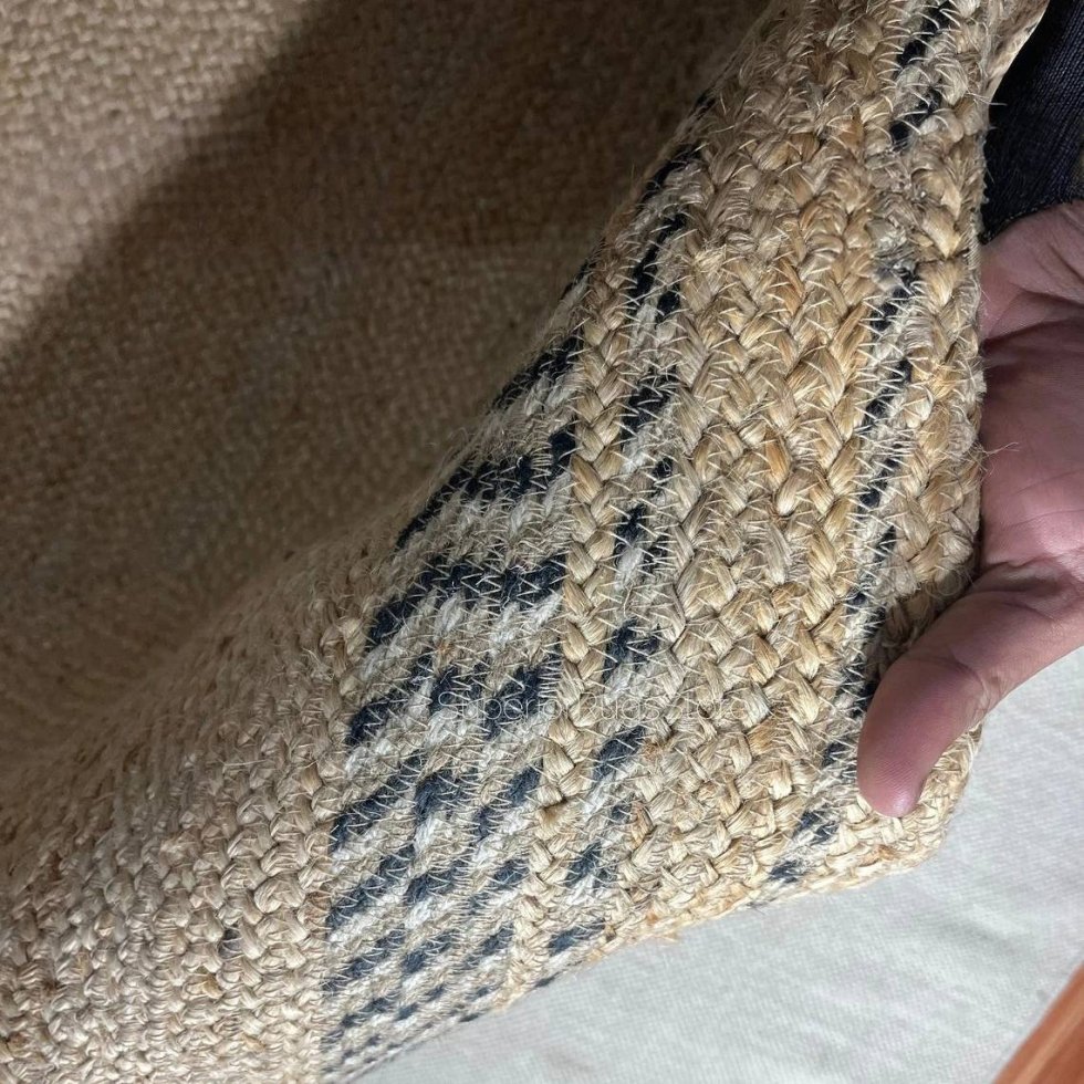 Tappeto in iuta smerlato con finiture bianche e nere - immagine 2